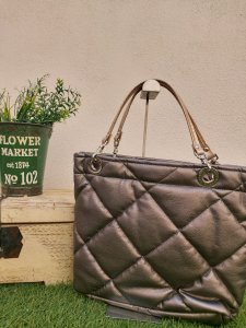 Bolsa básica de rombos estaño con cierre, asas color oro